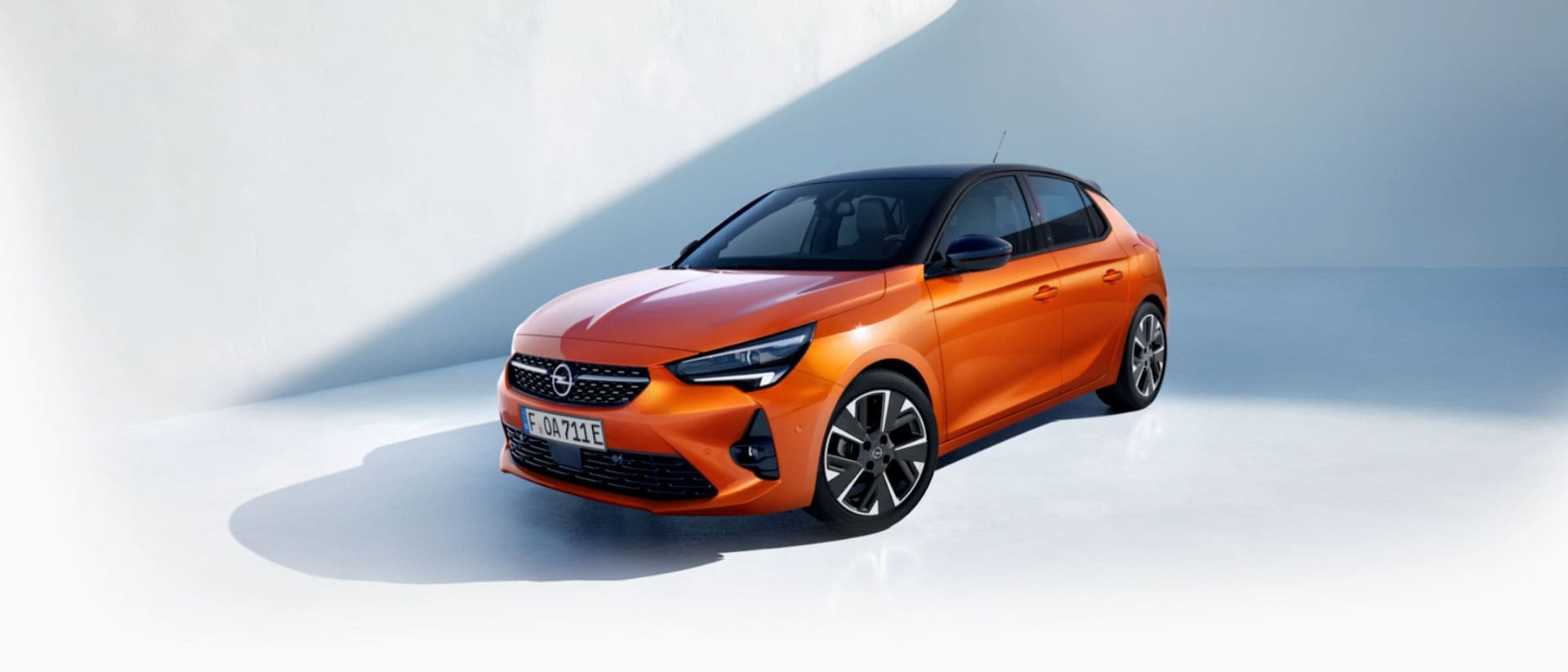 opel corsa arancione con tetto nero