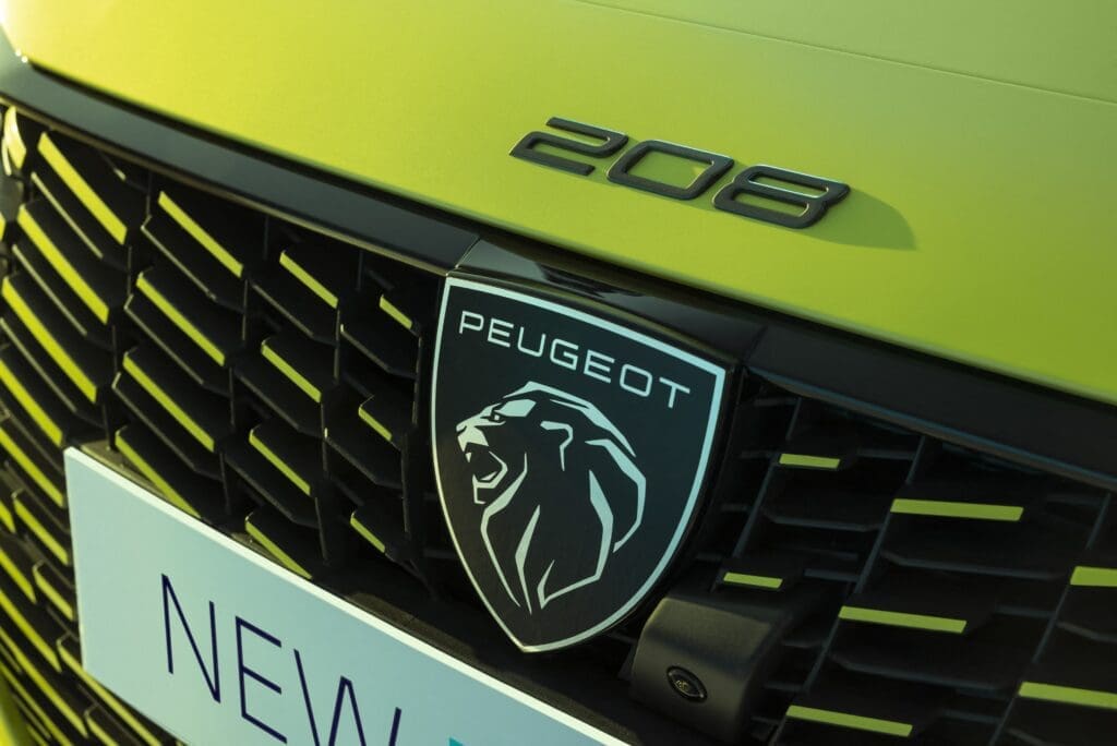nuovo logo peugeot su 208 2023